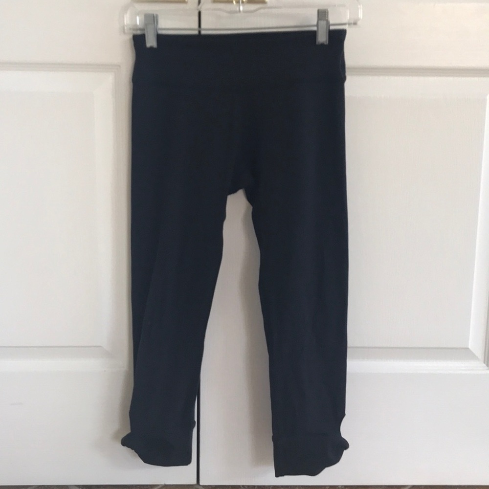 Beyond yoga black Capri leggings with ankle detail